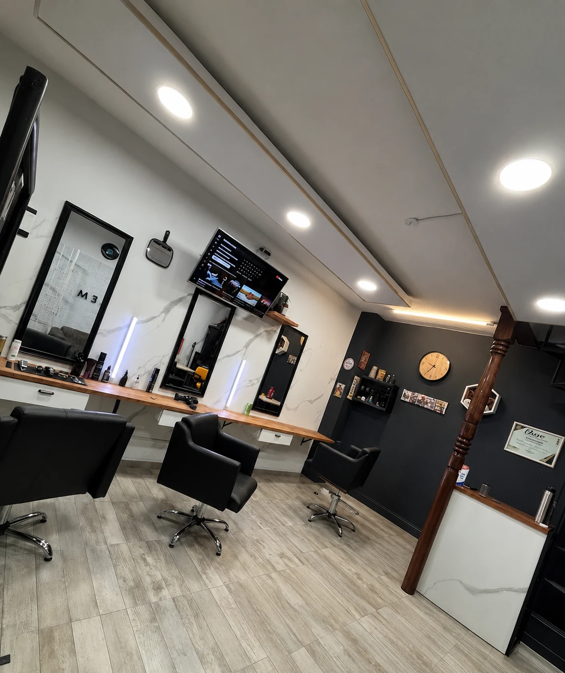 Interior de Harlem Barbershop con sus sillones y estaciones de trabajo